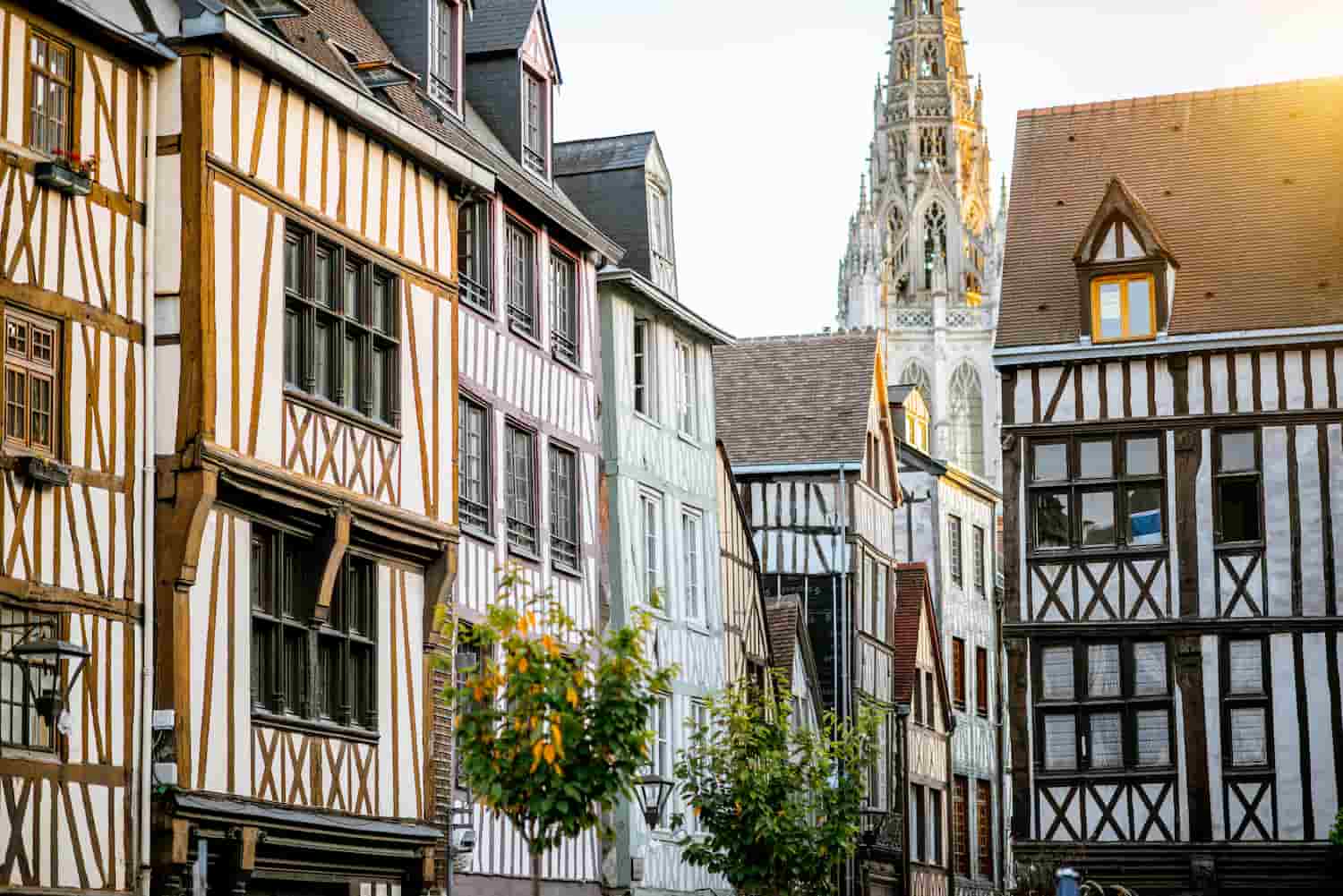 façade immeuble-de-rapport-Rouen-2 façade immeuble-de-rapport-Rouen-avec vue sur la cathédrale de rouen